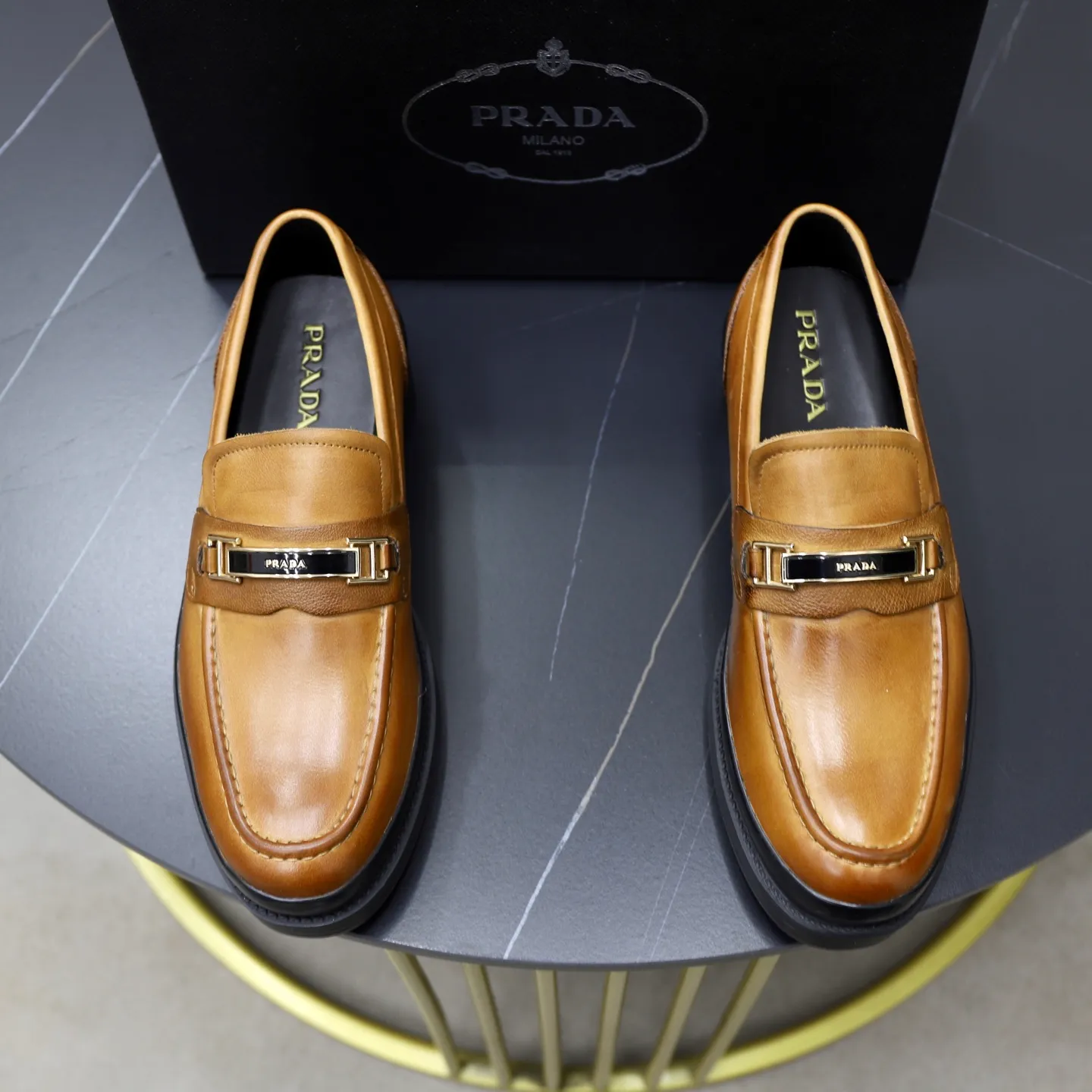 Men's shoes: 540💰🙅‍♂️🙅‍♂️🙅‍♂️ Brand: PRADA Standard code: Men's code 38-44 (45 can be customized) Grade: Same style as the official website Original order quality Material: Original cowhide surface Comfortable sheepskin lining Original outsole Style category: Men's fashionable casual leather shoes Distinguished big-name luxury elements Top luxury Color: actual picture color